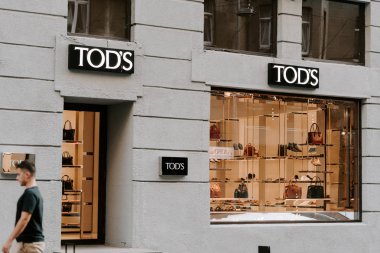 Tods mağazası butik vitrin penceresi. Pano logosu brend imzası
