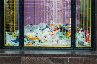 Vsi Svoi mağazasında bir sürü plastik poşet var, Keiv. P