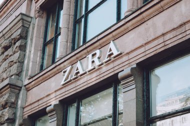 Khreschatyk caddesindeki Zara Mağazası vitrininde. İmza panosu logosu 