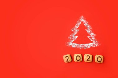 Un silueti Noel Ağacı ve kırmızı üzerine 2020 rakamları. 