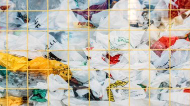 Vsi Svoi mağazasında bir sürü plastik poşet var, Keiv. P
