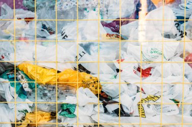 Vsi Svoi mağazasında bir sürü plastik poşet var, Keiv. P