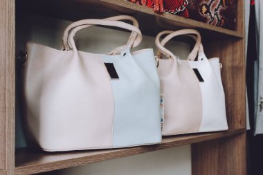 Moda modası hafif el çantaları bir mağazanın rafında, dükkanda. Düş, au