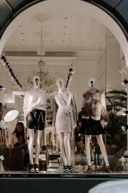 Elit butik vitrin vitrininde modaya uygun vitrinler var.