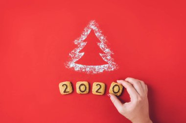 Un silueti Noel Ağacı ve kırmızı üzerine 2020 rakamları. 