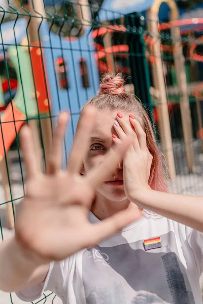 Retrato al aire libre de joven adolescente hipster chica con el pelo rosa a — Foto de Stock