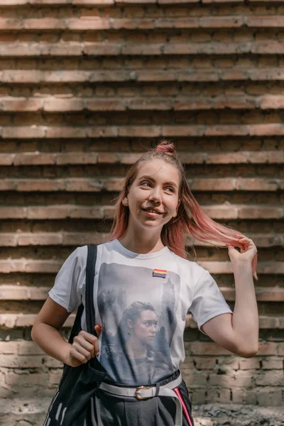 Ritratto all'aperto di giovane adolescente hipster ragazza con i capelli rosa a — Foto Stock