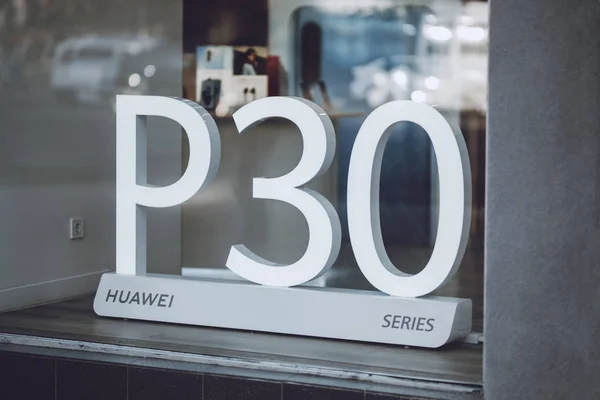 Ogłoszenie Huawei serii P30 w witrynie sklepu. Podpis sklepu Huawei. Kijów, Ukr — Zdjęcie stockowe