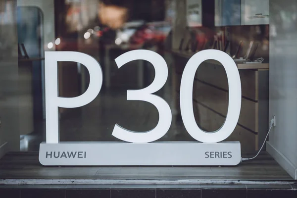 Ogłoszenie Huawei serii P30 w witrynie sklepu. Podpis sklepu Huawei. Kijów, Ukr — Zdjęcie stockowe