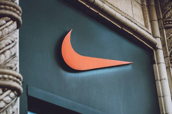 Nike logo Brend znak na ulicy miasta. Podpis logo Nike na s — Zdjęcie stockowe