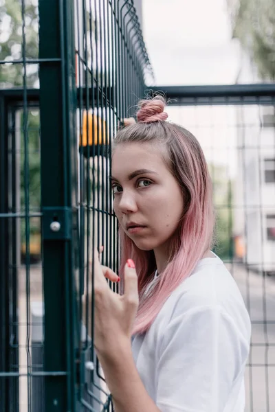 Retrato al aire libre de joven adolescente hipster chica con pelo rosa — Foto de Stock