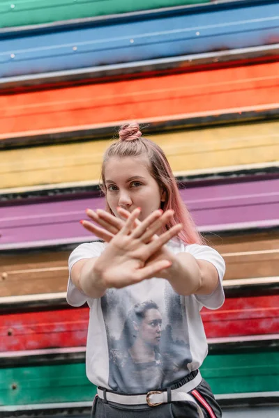 Joven adolescente hipster chica con el pelo rosa muestra señal de stop con — Foto de Stock