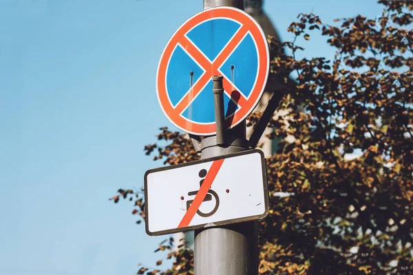 Prohibición redonda Ninguna señal de tráfico de parada o de pie con plag —  Fotos de Stock