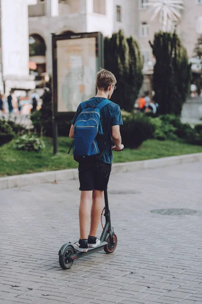 Mann auf Solorad, Elektroroller, Tretroller, Fahrrad fährt auf — Stockfoto