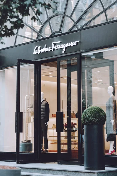 Boutique Salvatore Ferragamo. Letrero logo brend signo de Salva — Foto de Stock