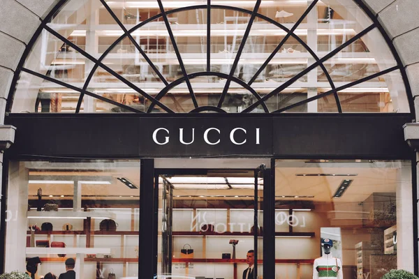 Boutique Gucci. Letrero logo brend signo de Gucci en la tienda, sho — Foto de Stock