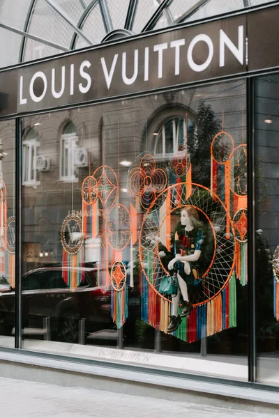 Λουί Βιτόν μπουτίκ. Λογότυπο πινακίδας brend σήμα του Louis vuitt — Φωτογραφία Αρχείου