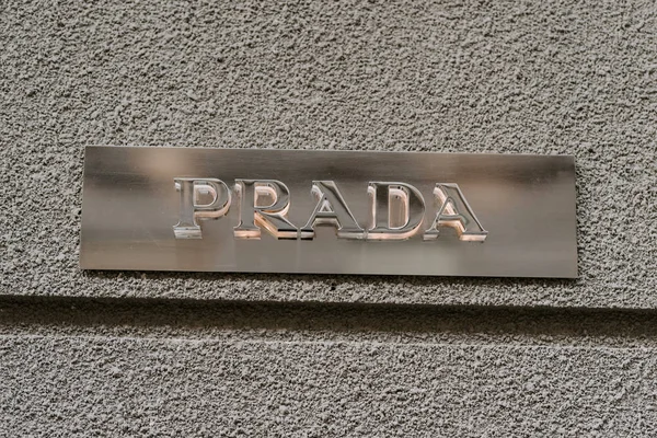 Okno butikowe sklepu Prada Store. Logo podpis brend znak a — Zdjęcie stockowe
