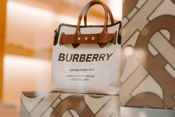 Burberry London Mağazası butik vitrini. Pano logosu b