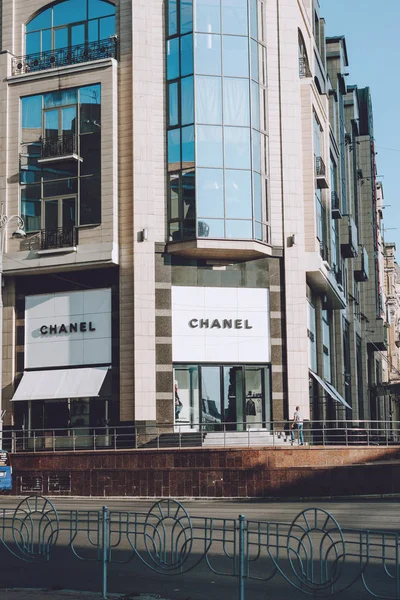 Окно витрины магазина Chanel на Киевской улице. Логотип на доске — стоковое фото