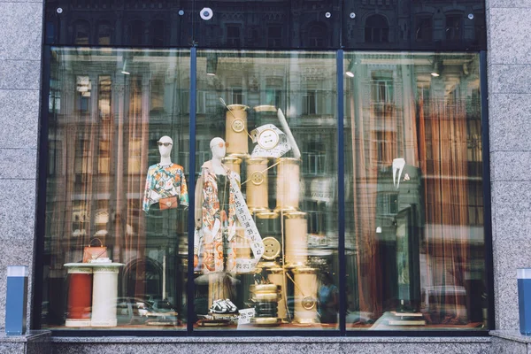 Dolce 과 Gabbana 는 매장의 부티크 진열창을 전시합니다. 간판 로고 — 스톡 사진