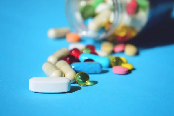 Recept tabletták. Multicolor tabletta és tabletta kapszula g-tól — Stock Fotó