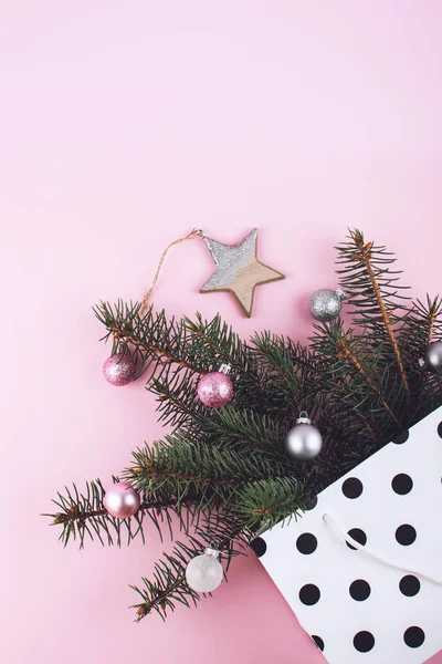 Navidad mínima composición plana con ramas de abeto, brillante — Foto de Stock