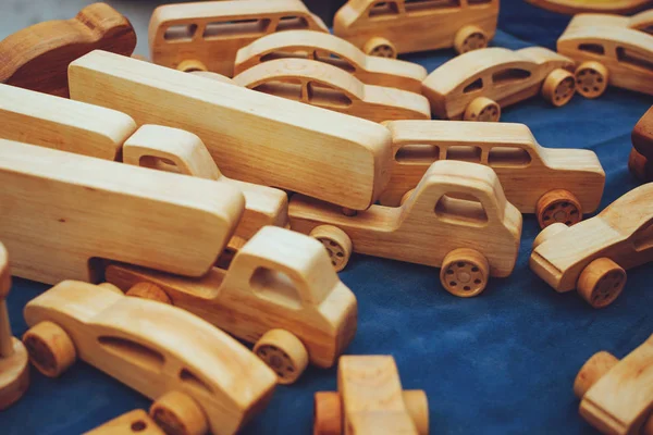 Juguetes de madera ecológicos creativos para bebés y niños hechos de madera orgánica . — Foto de Stock