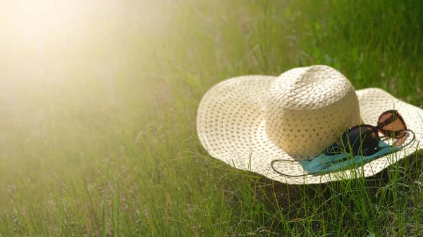 Estancias Viajes Hiperlocales Salidas Familiares Nuevo Concepto Normal Sombrero Paja — Foto de Stock