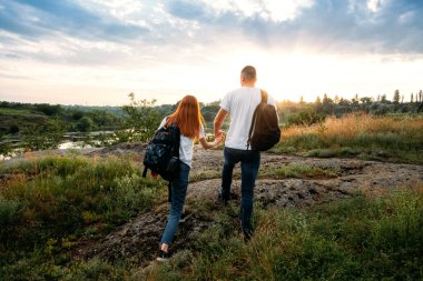 Yerel seyahat, Solo Explorers, Küçük Grup turisti. Genç bir çift doğa yürüyüşüne çıkıyor. Yazın açık hava aktiviteleri. Kafkasyalı yürüyüşçü çift yaz tatilinde eğleniyor.