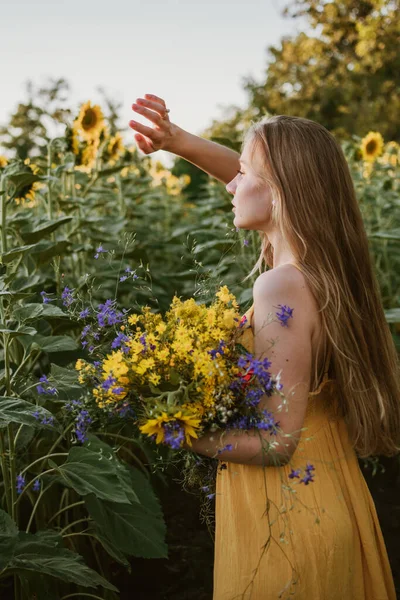 Relaxation, méditation concept de santé mentale. Équilibre travail-vie personnelle. Journée nationale de détente. Jeune femme blonde médite et se détend dans la nature champ extérieur au coucher du soleil. — Photo