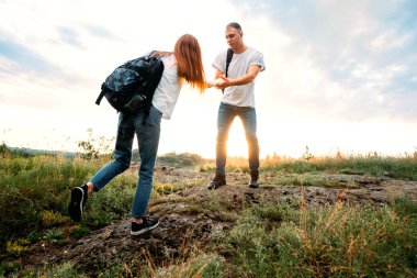 Yerel seyahat, Solo Explorers, Küçük Grup turisti. Genç bir çift doğa yürüyüşüne çıkıyor. Yazın açık hava aktiviteleri. Kafkasyalı yürüyüşçü çift yaz tatilinde eğleniyor..
