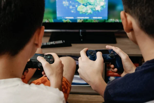 Dois Meninos Jogando Videogame Online Playstation Dois Adolescentes Segurando Joystick — Fotografia de Stock