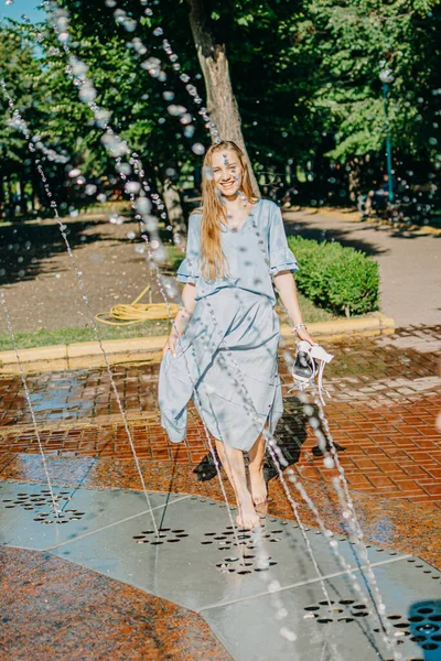 Mantendo Fresco Calor Jovem Mulher Spray Água Fonte Parque Cidade — Fotografia de Stock