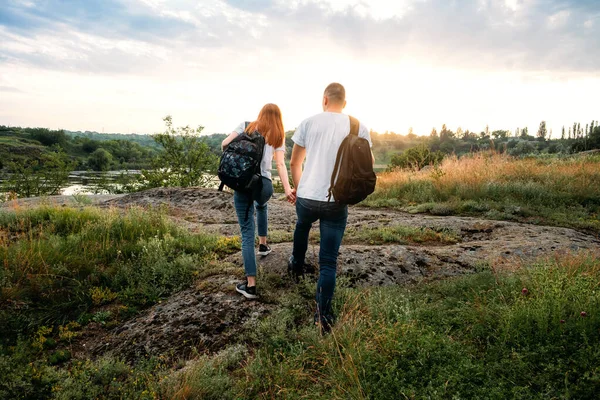 Memlekette seyahat, yurt içinde seyahat. Yerel seyahat, Solo Explorers, Küçük Grup turisti. Genç çift yürüyüşe çıkıyor, doğada yürüyor.