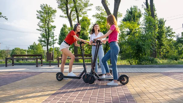 Drei Junge Freundinnen Urlaub Haben Spaß Dabei Elektroroller Durch Den — Stockfoto