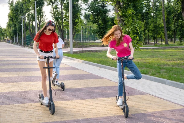 Drei Junge Freundinnen Urlaub Haben Spaß Dabei Elektroroller Durch Den — Stockfoto