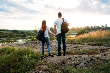 Yurt içi seyahatler, yurt içi seyahatler, Ülke Kaçakları, Tarafsız Renkli Çiftler portresi. Yerel seyahat, Solo Explorers, Küçük Grup turisti. Genç çift yürüyüşe çıkıyor, doğada yürüyor..