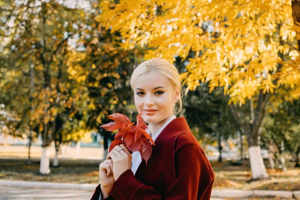 Schöne Blonde Frau Mit Herbstblättern Auf Herbst Natur Hintergrund Allein — Stockfoto