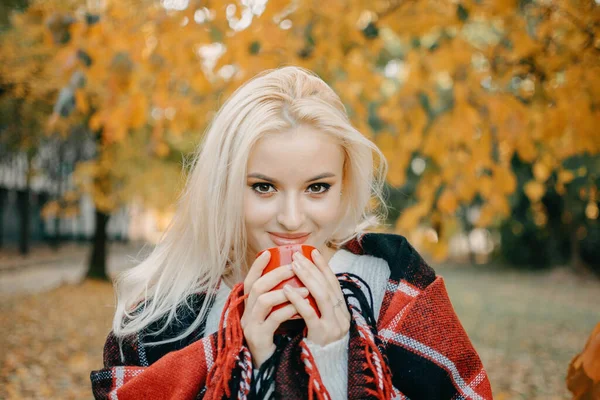 Schöne Blonde Frau Mit Herbstblättern Auf Herbst Natur Hintergrund Allein — Stockfoto