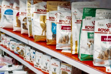 Evcil hayvan dükkanı. Hayvan Marketindeki Köpek ve Kedi maması Ürünleri. Kropivnitskiy, Ukrayna, 28 Temmuz 2020.