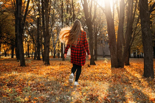 Queda Sua Vinda Olá Outono Menina Loira Bonita Fundo Outono — Fotografia de Stock