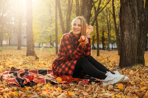 Queda Sua Vinda Olá Outono Menina Loira Bonita Fundo Outono — Fotografia de Stock