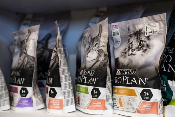 Pet Shop Dog Cat Food Products Animals Supermarket Shelf Kropivnitskiy — Stock Photo, Image