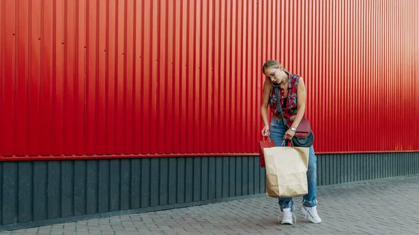 Chica Feliz Con Bolsa Papel Compras Fondo Tienda Pared Roja —  Fotos de Stock