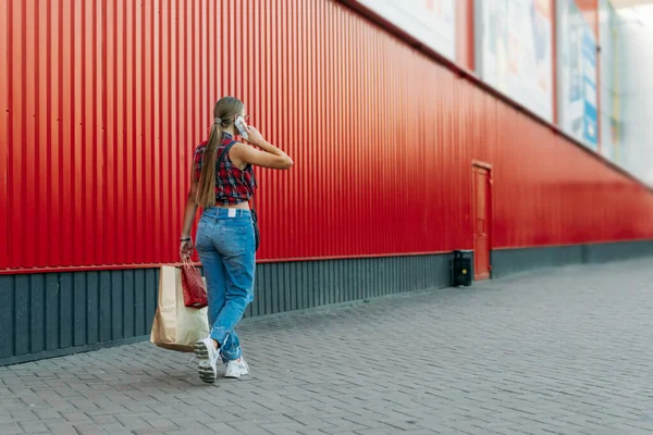 Ragazza Felice Con Sacchetto Carta Shopping Sfondo Negozio Muro Rosso — Foto Stock