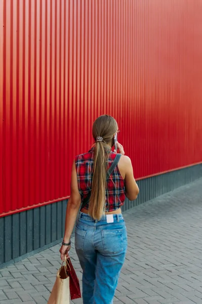 Ragazza Felice Con Sacchetto Carta Shopping Sfondo Negozio Muro Rosso — Foto Stock