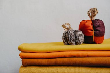 Küçük Kumaş Örgü Dekoratif Balkabağı. El yapımı, Sonbahar Dekorasyonu, Şükran Günü ve Cadılar Bayramı Masası Dekorasyonu. DIY El Sanatları, Ev Dekorasyonu İçin Kumaştan El Yapımı Balkabağı Yapımı