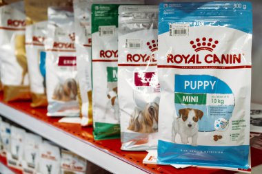 Evcil hayvan dükkanı. Hayvan Marketindeki Köpek ve Kedi maması Ürünleri. Kropivnitskiy, Ukrayna, 28 Temmuz 2020