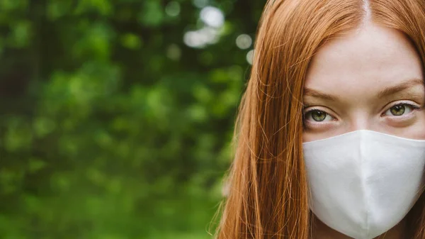 Normal Utomhus Porträtt Rödhårig Kvinna Med Skyddande Mask Gröna Träd — Stockfoto